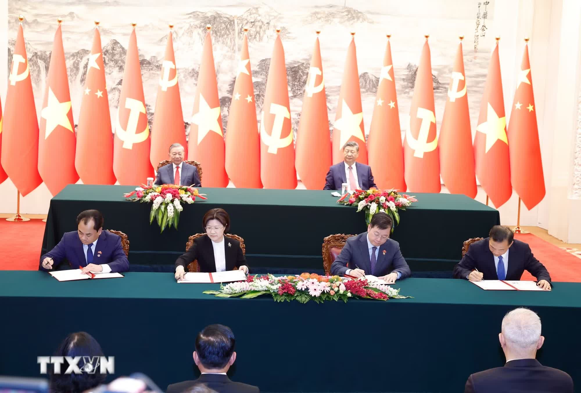 Lễ ký Nghị định thư về yêu cầu kiểm dịch thực vật đối với việc xuất khẩu quả bưởi và quả chanh giữa Bộ Nông nghiệp và Môi trường Việt Nam và Tổng cục Hải quan Trung Quốc; ký Thỏa thuận tăng cường hợp tác Văn hóa Nghệ thuật năm 2026-2027 giữa Đài Truyền hình Việt Nam và Đài Phát thanh truyền hình Trung ương Trung Quốc. (Ảnh: Thống Nhất/TTXVN)