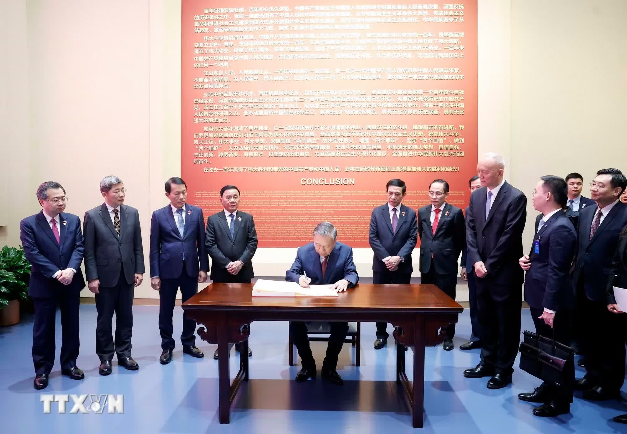 Tổng Bí thư, Chủ tịch nước Tô Lâm ghi sổ lưu niệm Bảo tàng Lịch sử Đảng Cộng sản Trung Quốc. (Ảnh: Thống Nhất/TTXVN)