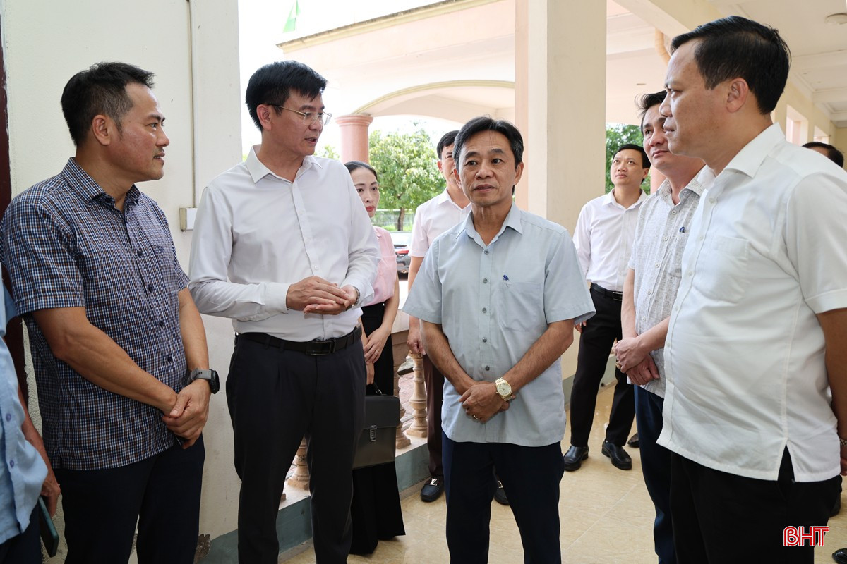 Đồng chí Trần Thế Dũng - Phó Bí thư Thường trực Tỉnh ủy kiểm tra công tác chuẩn bị vận hành bộ máy mới tại Thạch Hà. bqbht_br_img-9281.jpg