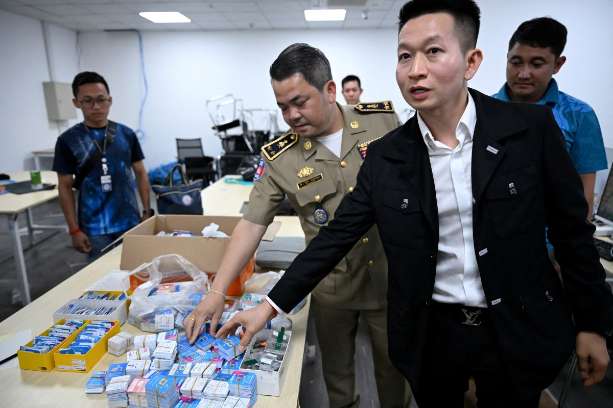 Cảnh sát thu giữ hàng loạt SIM điện thoại trong cuộc đột kích trung tâm lừa đảo ở Phnom Penh.