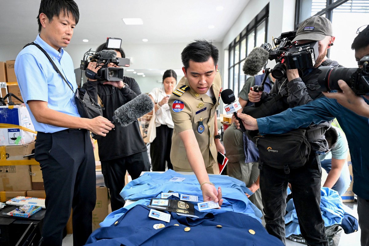 Các bộ quân phục giả và thẻ căn cước mà những kẻ lừa đảo dùng để giả danh cảnh sát Nhật Bản.