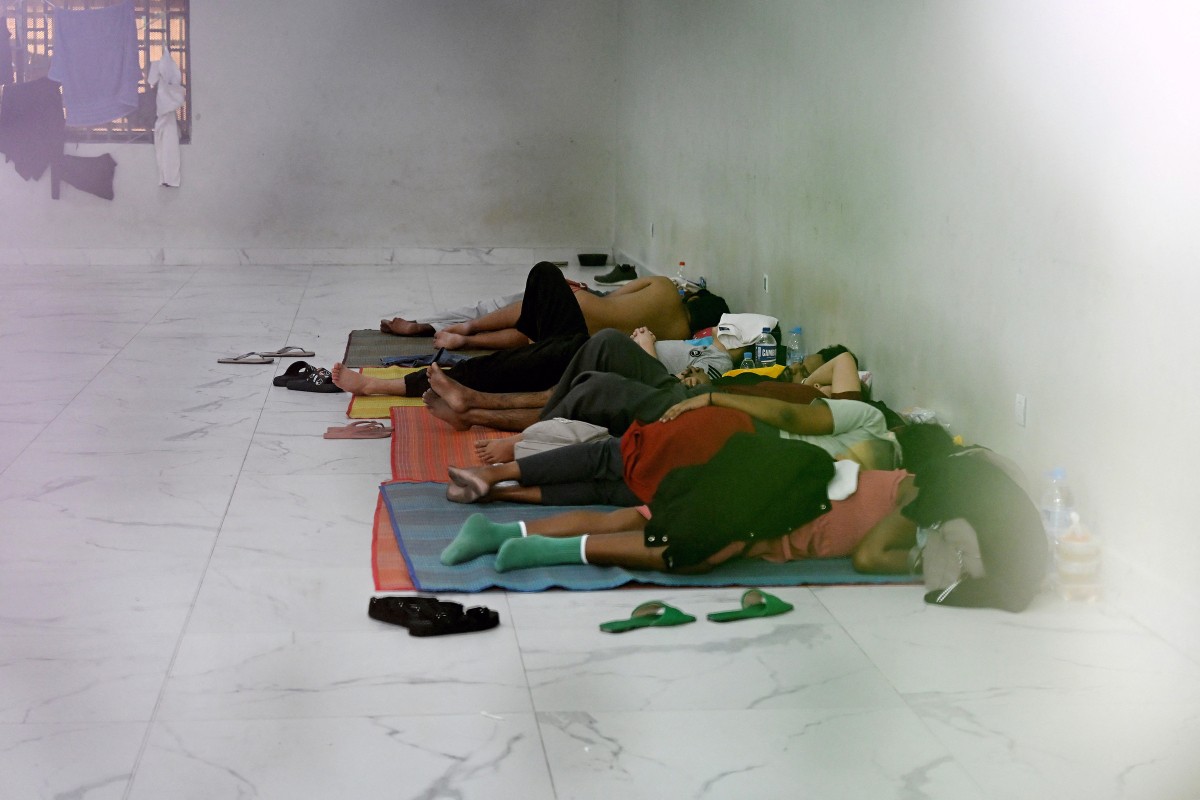 Nhóm nghi phạm lừa đảo bị bắt tại Sở Cảnh sát Phnom Penh hôm 11/3.