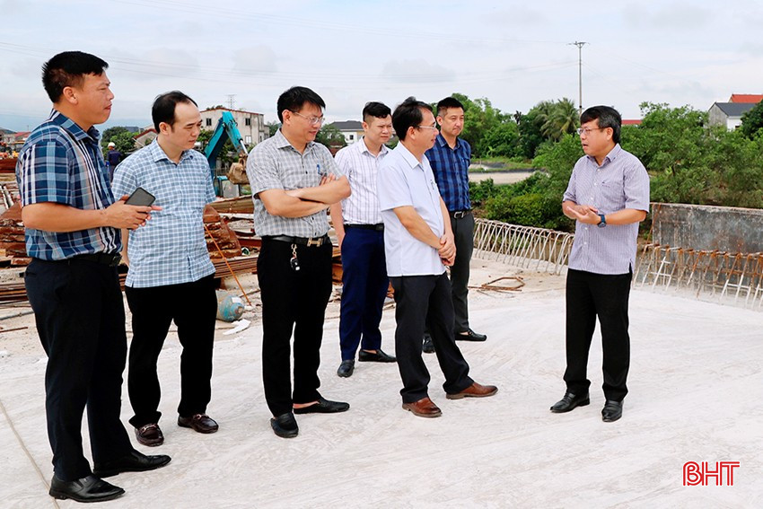 Phó Chủ tịch UBND tỉnh Dương Tất Thắng kiểm tra tiến độ dự án cầu vượt đi qua đê Trung Linh trên tuyến đường kết nối đường Ngô Quyền, nút giao ĐT.550 thuộc dự án thành phần đoạn Bãi Vọt - Hàm Nghi. bqbht_br_img-1406.jpg