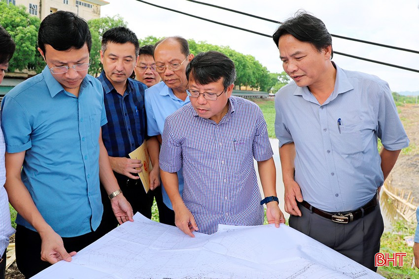 Đoàn kiểm tra dự án tuyến đê bao cầu Đông thuộc Dự án tiêu thoát lũ hạ du hồ Kẻ Gỗ. bqbht_br_img-1463.jpg