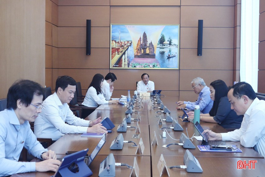 Trưởng đoàn ĐBQH tỉnh Hải Dương Lê Văn Hiệu chủ trì thảo luận tổ số 3 vào chiều 16/5. bqbht_br_1toso3thaoluanchieu165-1724.jpg