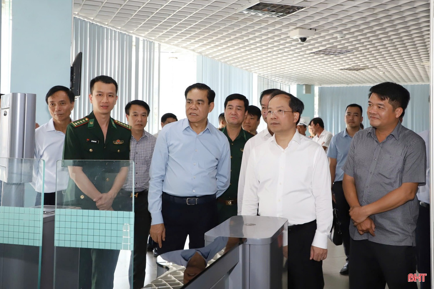 ... và kiểm tra hoạt động xuất nhập cảnh tại khu vực Cửa khẩu quốc tế Cầu Treo. bqbht_br_z6607339657365-e47edf764c7b2295b9d236a4f5e8873b.jpg