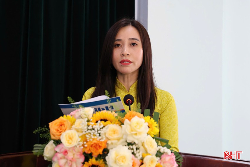 Bà Trần Thị Thủy - Trưởng phòng Quản lý ủy thác, Ủy viên BCH Chi bộ trình bày báo cáo kiểm điểm sự lãnh đạo, chỉ đạo của BCH Chi bộ nhiệm kỳ 2020 – 2025. bqbht_br_z6663313341535-627d2e59817369dc9606b46002592638.jpg