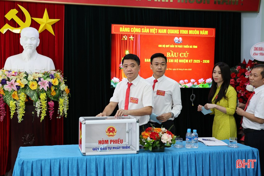 Đại biểu bỏ phiếu bầu BCH nhiệm kỳ 2025 - 2030. bqbht_br_img-1016.jpg