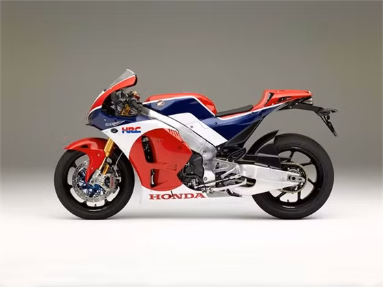 RC213V-S sẽ có 2 màu sắc tuỳ chọn. Dàn vỏ xe được làm từ sợi carbon. Để phù hợp với việc vận hành trên phố, RC213-V điều chỉnh rất nhiều so với siêu môtô đua như hộp số, lốp, phanh và góc lái tối đa... Bên cạnh đó, một số hệ thống điện tử hỗ trợ người lái cũng sẽ thay đổi.