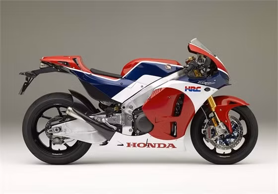 Honda RC213V-S sở hữu công suất 157 mã lực tại 11.000 vòng/phút và mô-men xoắn cực đại 101 Nm tại 10.500 vòng/phút. Tuy nhiên, khi tuỳ chọn gói trang bị thể thao, siêu môtô của Honda có thể đạt công suất lên đến 210 mã lực tại 13.000 vòng/phút và mô-men xoắn cực đại 118 Nm. RC213V-S sử dụng động cơ V4, dung tích 999 phân khối, làm mát bằng dung dịch.