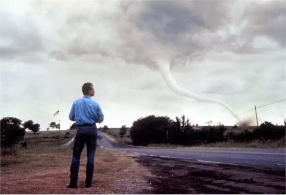 3. Twister (1996): Bộ phim kể về hiện tượng vòi rồng thiên nhiên kinh khủng thường xảy ra ở Mỹ. Sức hấp dẫn từ vòi rồng của Twister lớn đến mức ước tính đã có 55 triệu lượt người Mỹ mua vé đến rạp xem bộ phim này.