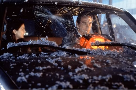 4. Volcano (1997): Bộ phim kể về hiểm họa xảy ra ở một ngọn núi lửa bị lãng quên giữa thành phố Los Angeles. Diễn viên Tommy Lee Jones và Anna Heche vào vai hai người anh hùng hợp tác cùng nhau để nỗ lực điểu chỉnh dòng chảy nham thạch núi lửa đi hướng khác, tránh tàn phá thành phố.