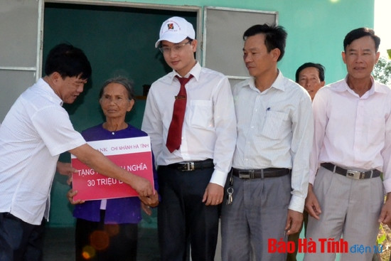 Ngân hàng Nhà nước đã huy động các ngân hàng thực hiện nhiều hoạt động hỗ trợ xã Cẩm Lạc (Cẩm Xuyên) xây dựng NTM với tổng số tiền trên 400 triệu đồng.