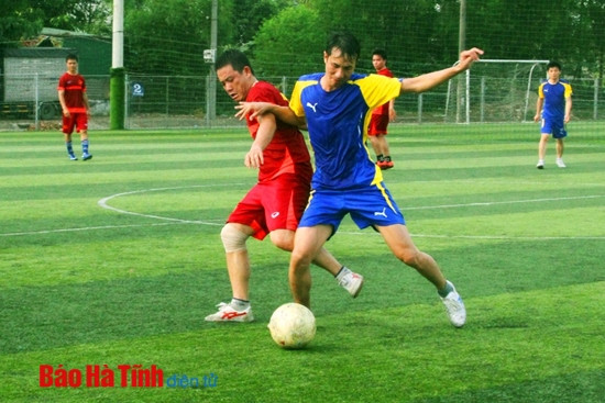 Trận chung kết giữa đội bóng Báo Hà Tĩnh và PA83 diễn ra khá hấp dẫn Không khí các trận đấu bán kết và chung kết