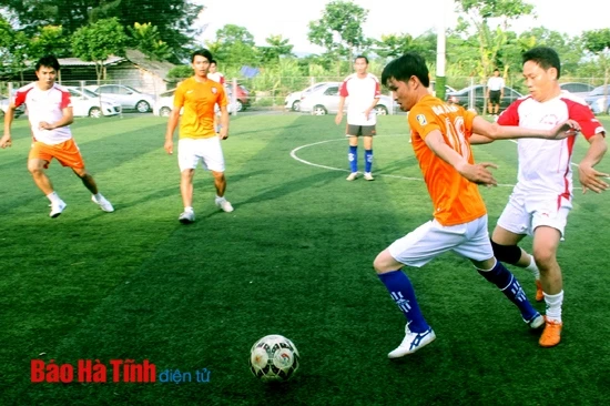 Trận chung kết giữa đội bóng Báo Hà Tĩnh và PA83 diễn ra khá hấp dẫn Không khí các trận đấu bán kết và chung kết