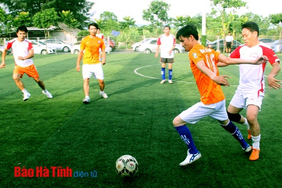 Trận chung kết giữa đội bóng Báo Hà Tĩnh và PA83 diễn ra khá hấp dẫn Không khí các trận đấu bán kết và chung kết