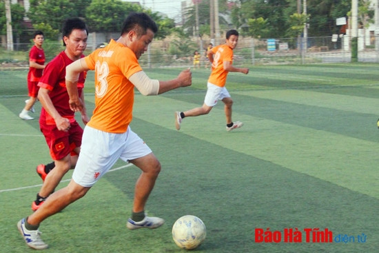 Trận chung kết giữa đội bóng Báo Hà Tĩnh và PA83 diễn ra khá hấp dẫn Không khí các trận đấu bán kết và chung kết