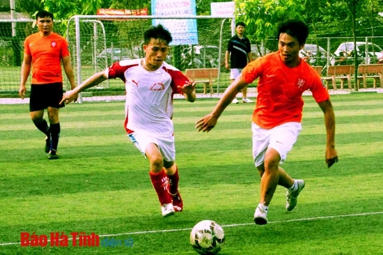 Trận chung kết giữa đội bóng Báo Hà Tĩnh và PA83 diễn ra khá hấp dẫn Không khí các trận đấu bán kết và chung kết