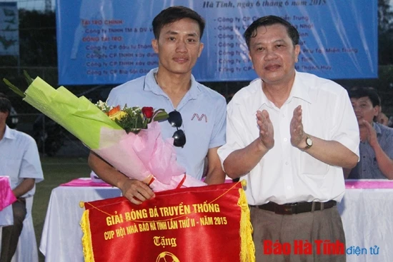 BTC trao giải Ba cho đội bóng Văn phòng đại diện & PV thường trú