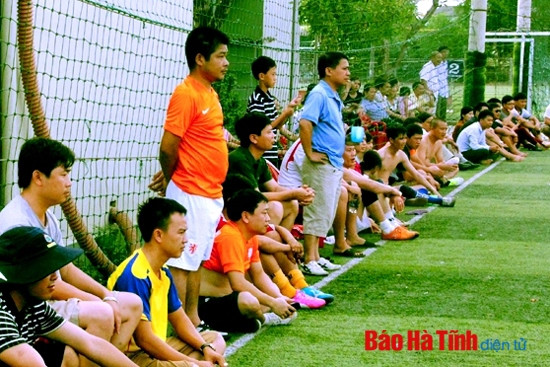 Trận chung kết giữa đội bóng Báo Hà Tĩnh và PA83 diễn ra khá hấp dẫn Không khí các trận đấu bán kết và chung kết