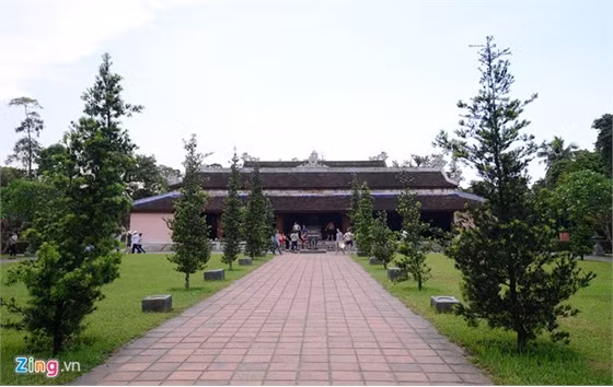 Một số khu như điện Đại Hùng, điện Địa Tạng, điện Quan Âm từng bị tàn phá nặng nề. Qua nhiều năm, cơ quan chức năng đã trùng tu và sửa chửa nhiều hạng mục để đáp ứng nhu cầu tham quan quan của du khách. Ngôi chùa cũng ít tượng phật hơn những chùa khác.