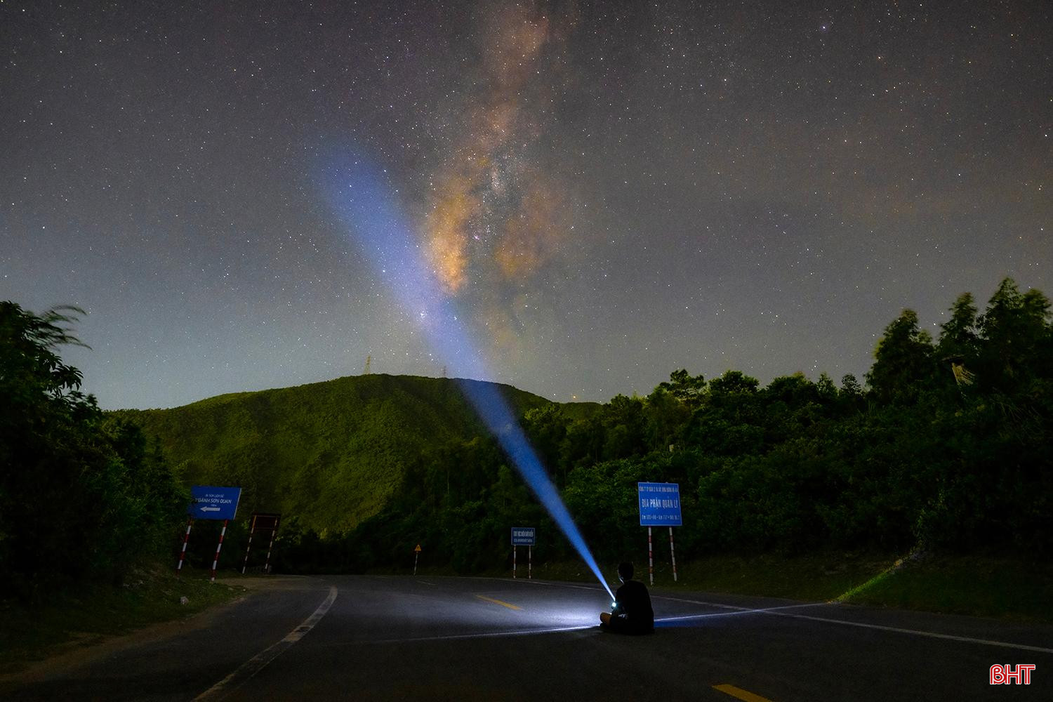 Đứng dưới hàng tỷ ngôi sao để cảm nhận sự nhỏ bé của bản thân trước vũ trụ bao la - một cảm giác mà bạn sẽ muốn trải nghiệm không chỉ một lần. Ảnh chụp trên đường lên đèo Ngang (Đình Thông).