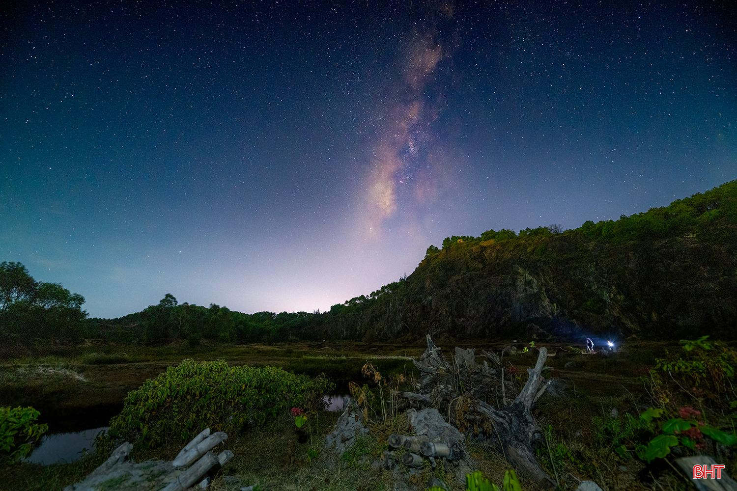 Dù vậy, ánh sáng từ dải Ngân Hà khá yếu và để có thể thấy hết được sự kỳ ảo, lung linh của bạn sẽ cần một chiếc máy ảnh và áp dụng các kỹ thuật chụp ảnh đặc thù. Ảnh: Đình Nhất.