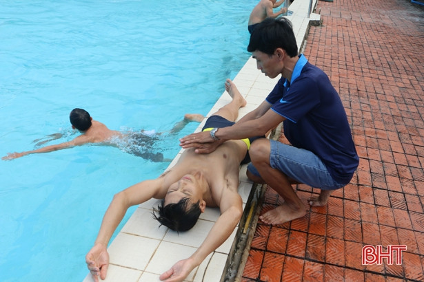 Hơn 100 học viên tập bơi cứu hộ, phòng chống đuối nước