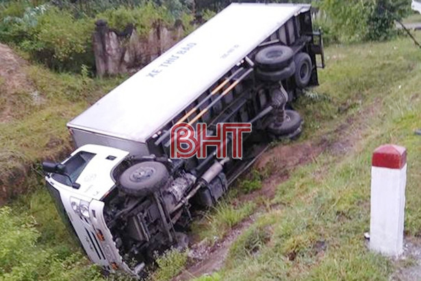 Lật xe thư báo, tài xế may mắn thoát chết trong gang tấc