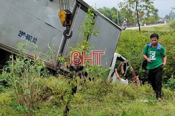 Lật xe thư báo, tài xế may mắn thoát chết trong gang tấc