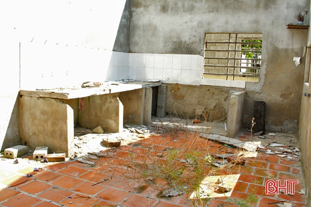 Nhếch nhác quán hàng tại bãi tắm Xuân Thành