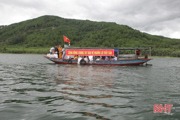 Hà Tĩnh phóng sinh hơn 1 tấn cá tái tạo nguồn lợi tại hồ Nhà Đường