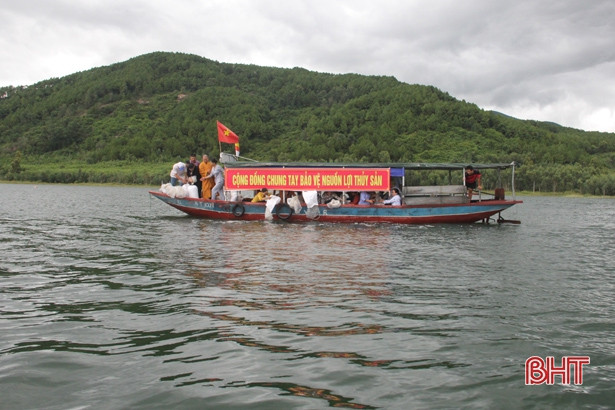 Hà Tĩnh phóng sinh hơn 1 tấn cá tái tạo nguồn lợi tại hồ Nhà Đường