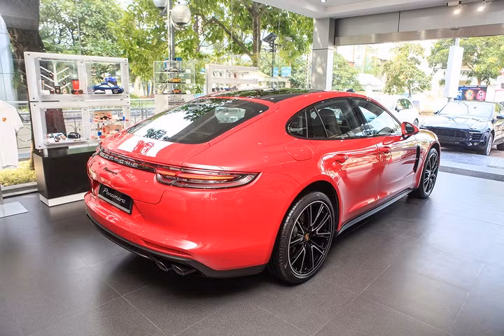 Cận cảnh Porsche Panamera đỏ hơn 6 tỷ đồng độc nhất tại Việt Nam