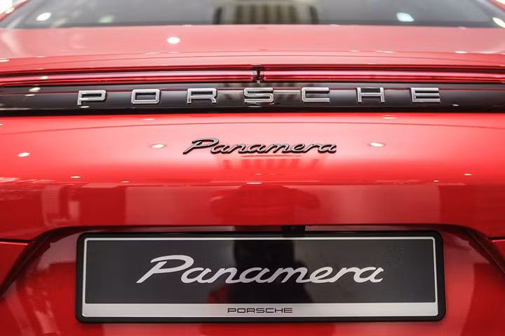 Cận cảnh Porsche Panamera đỏ hơn 6 tỷ đồng độc nhất tại Việt Nam