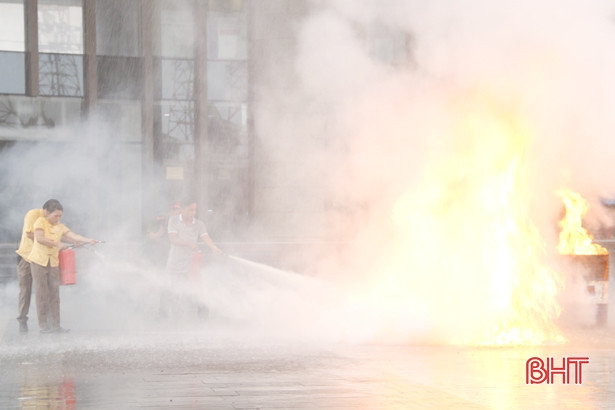 Diễn tập cứu hỏa, cứu nạn tại trung tâm thương mại lớn nhất Hà Tĩnh