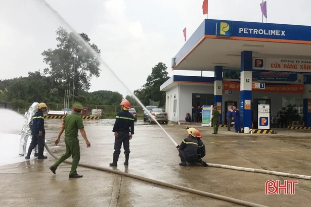 Diễn tập phương án cứu hỏa cửa hàng xăng dầu