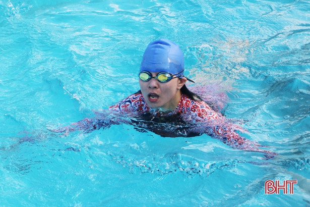 Hơn 100 học viên tập bơi cứu hộ, phòng chống đuối nước