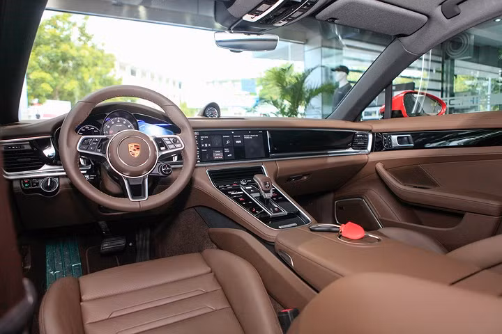 Cận cảnh Porsche Panamera đỏ hơn 6 tỷ đồng độc nhất tại Việt Nam