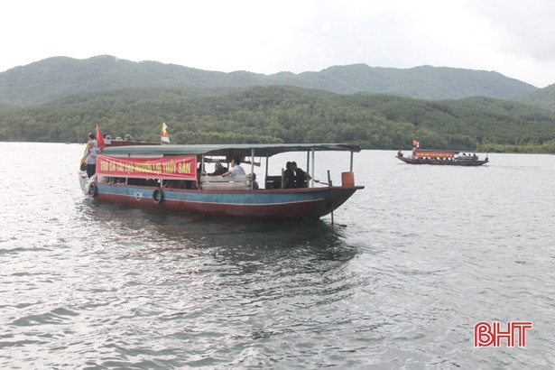 Hà Tĩnh phóng sinh hơn 1 tấn cá tái tạo nguồn lợi tại hồ Nhà Đường