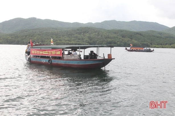 Hà Tĩnh phóng sinh hơn 1 tấn cá tái tạo nguồn lợi tại hồ Nhà Đường