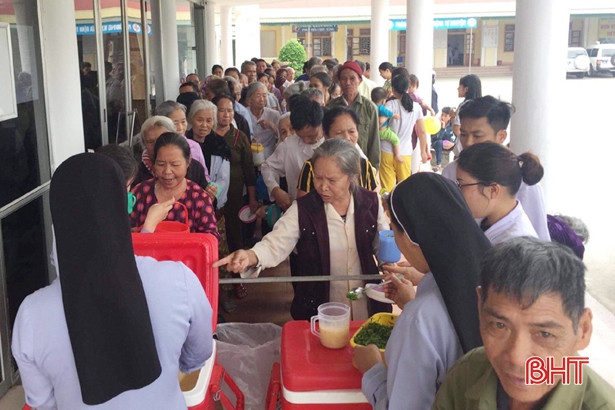 Mỗi tuần, hơn 500 bát cháo tình thương cho bệnh nhân nghèo Đức Thọ