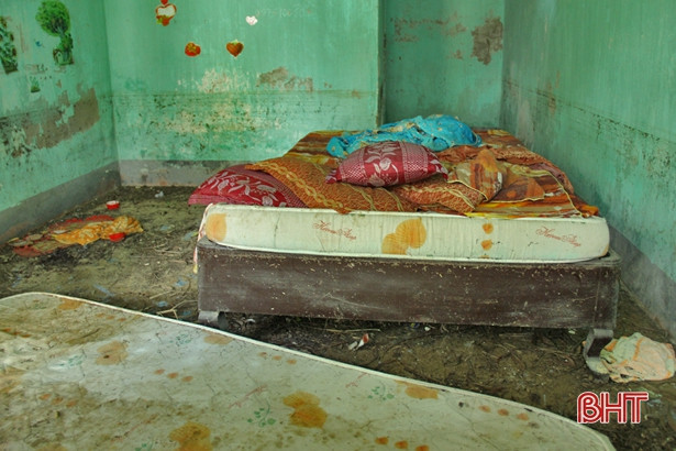 Nhếch nhác quán hàng tại bãi tắm Xuân Thành