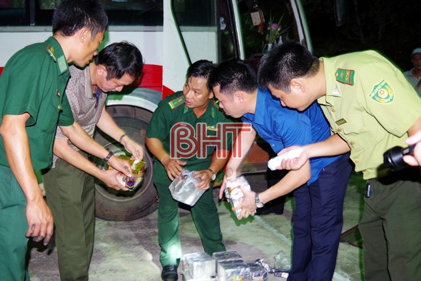 Hà Tĩnh bắt xe khách chở gỗ lậu, pháo nổ từ Quảng Trị ra Nghệ An