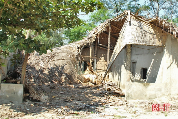 Nhếch nhác quán hàng tại bãi tắm Xuân Thành