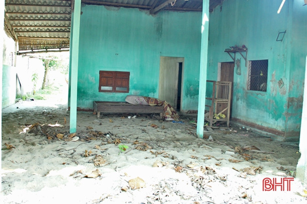 Nhếch nhác quán hàng tại bãi tắm Xuân Thành