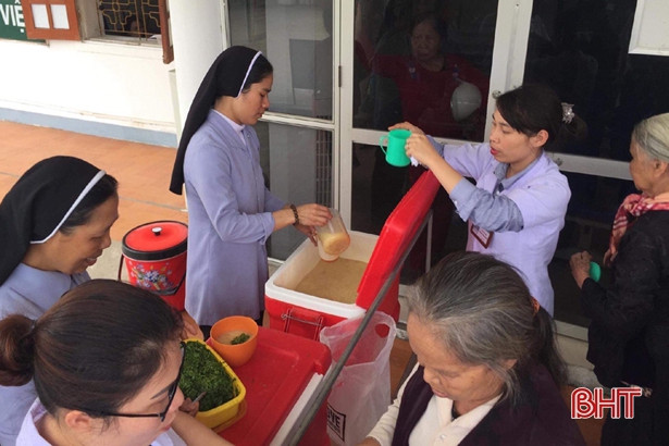 Mỗi tuần, hơn 500 bát cháo tình thương cho bệnh nhân nghèo Đức Thọ