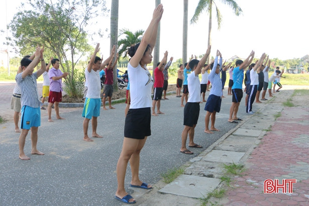 Hơn 100 học viên tập bơi cứu hộ, phòng chống đuối nước