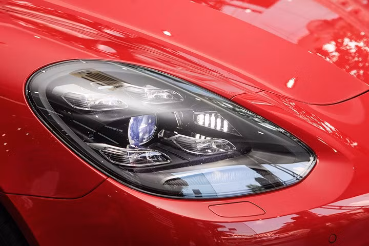 Cận cảnh Porsche Panamera đỏ hơn 6 tỷ đồng độc nhất tại Việt Nam