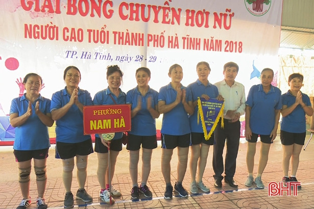 200 VĐV tham gia giải bóng chuyền Hội NCT thành phố Hà Tĩnh